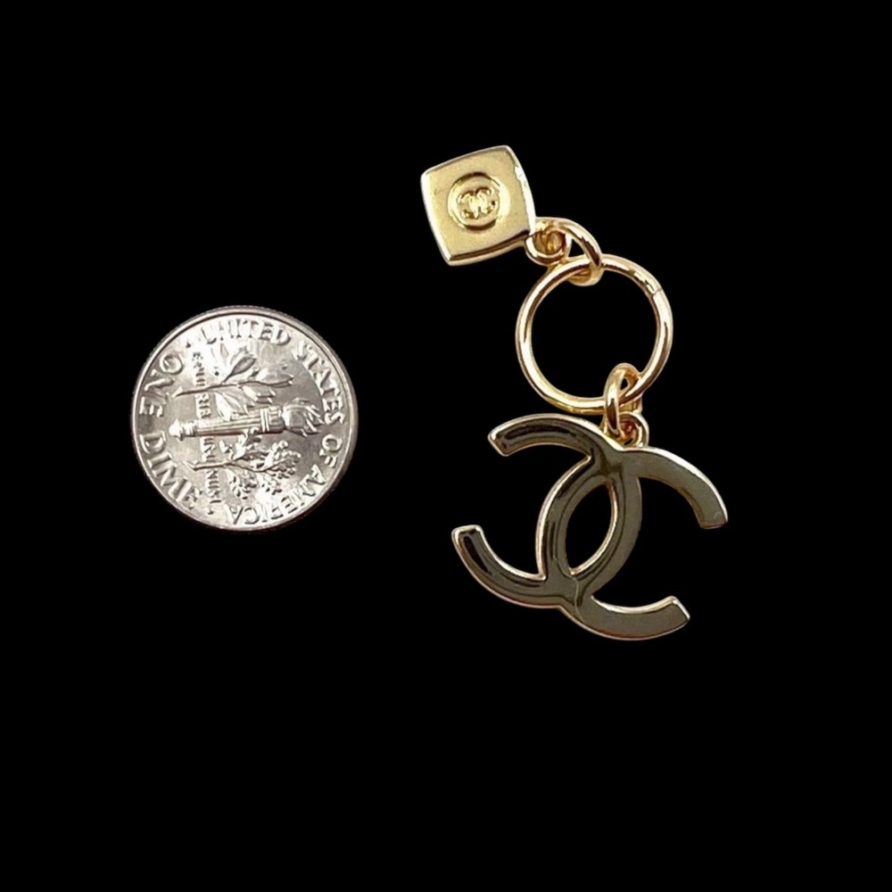 CHANEL 2022 Limited Edition Holiday Charm - CC Logo - Picture 2 of 2